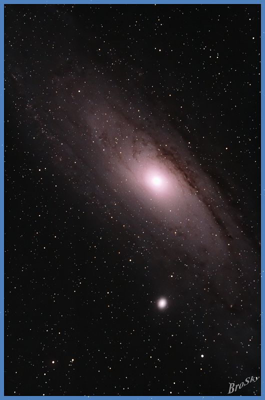 M31_261208.jpg -    Objekt: M31 mit M32 - Andromedagalaxie    Sternbild: Andromeda - Andromeda Aufnahmeort: Bollensen Aufnahmedatum: 26.12.2008 Belichtung: 15 x 180 sec Optik: 127 mm Meade Triplett Apo Kamera: Canon 400D Astro mit Lumicon Deep Sky Filter 
